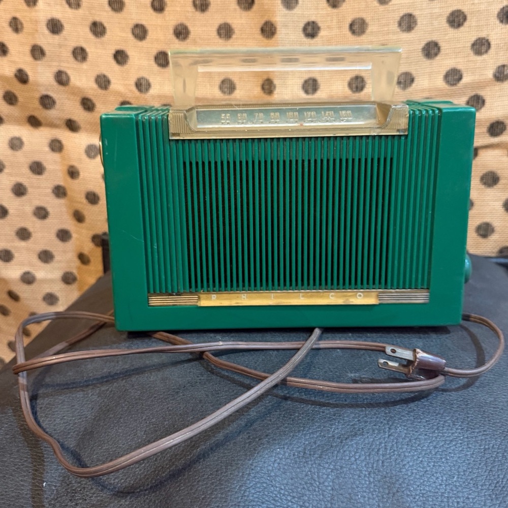 EUC Vintage Model 51-631 Philco Tube Portable Radio in Green